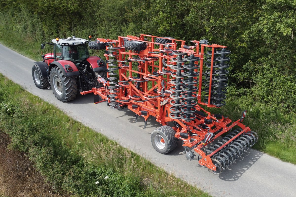 La movimentazione su strada di Highlander avviene con facilità e affidabilità